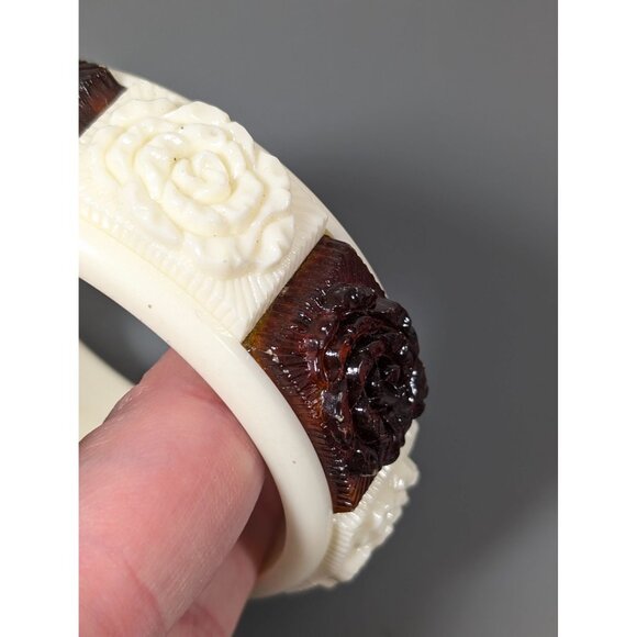 Vintage Sarah Coventry Rose Lucite Bangle Bracelet Faux Amber Cream 8.5" - Picture 8 of 13
